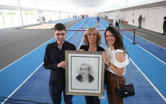 Iñigo, Leire e Isabel, hijos y mujer de Patxi Morentin, posan con su retrato en la inaguración del módulo que lleva su nombre. Iñigo, Leire e Isabel, hijos y mujer de Patxi Morentin, posan con su retrato en la inaguración del módulo que lleva su nombre.