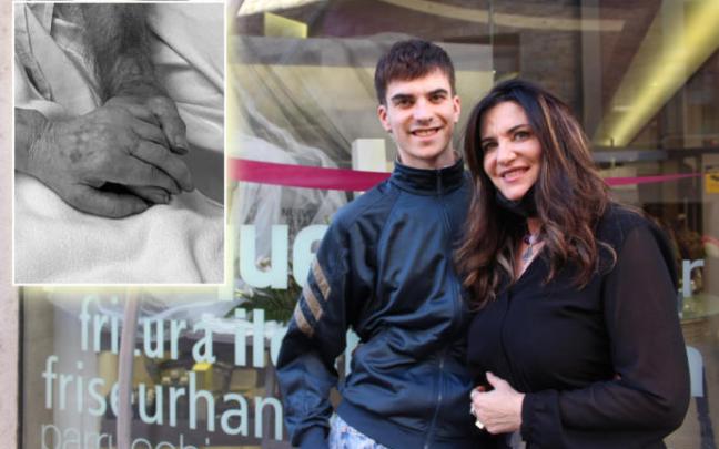 Alejandro y Rakel, nieto e hija, ponen sonrisa a su tristeza. Arriba a la izquierda, las manos de Jesús Pérez y Merche Sarasa unidas en la despedida. Alejandro y Rakel, nieto e hija, ponen sonrisa a su tristeza. Arriba a la izquierda, las manos de Jesús Pérez y Merche Sarasa unidas en la despedida.