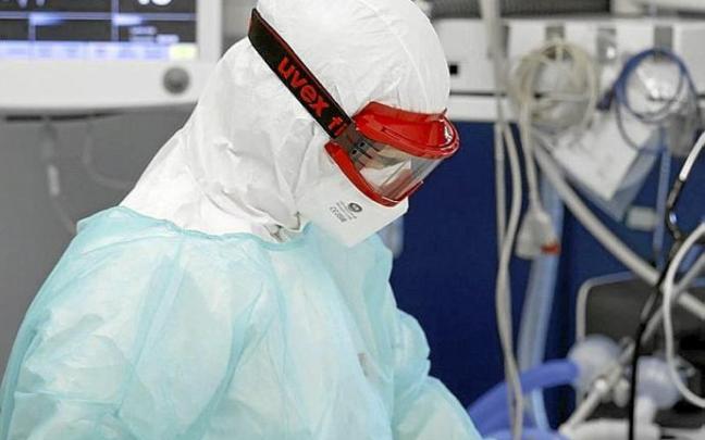 Una sanitaria atiende a un paciente en la UCI. Foto: Efe