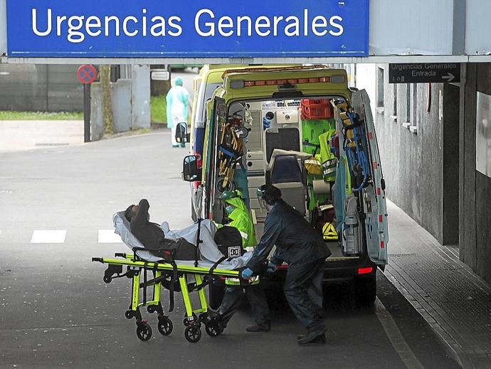 Una ambulancia traslada a un paciente al servicio de Urgencias del Hospital Donostia. Foto: Iker Azurmendi