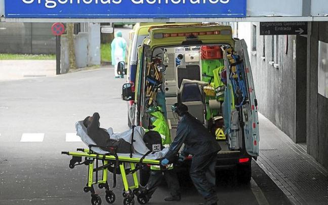 Una ambulancia traslada a un paciente al servicio de Urgencias del Hospital Donostia. Foto: Iker Azurmendi Una ambulancia traslada a un paciente al servicio de Urgencias del Hospital Donostia. Foto: Iker Azurmendi