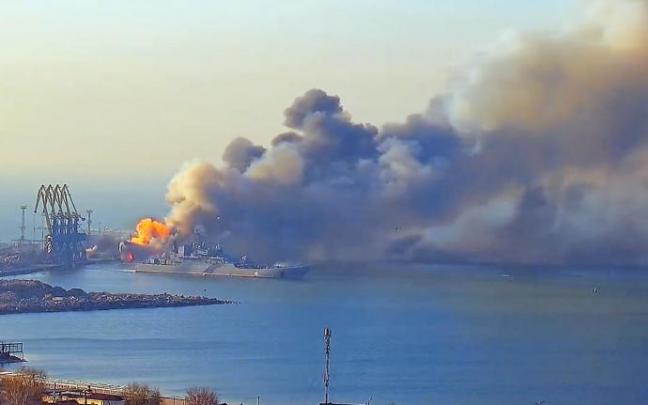 Incendio del buque insignia de la Flota del Mar Negro de la Armada Rusa, el navío 'Moskva'
