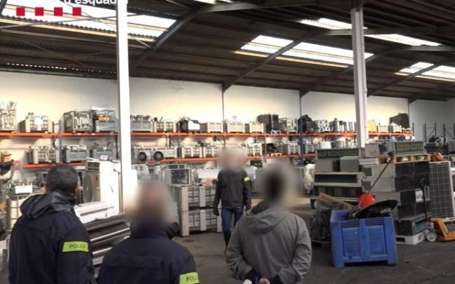 Agentes durante el registro de la nave intervenida