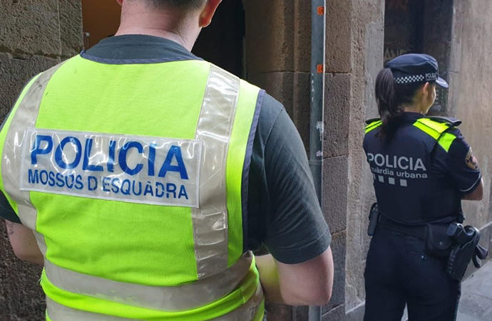 Un agente de los Mossos d'Esquadra y una agente de la Guardia Urbana de Barcelona