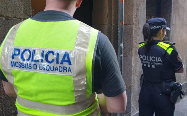 Un agente de los Mossos d'Esquadra y una agente de la Guardia Urbana de Barcelona