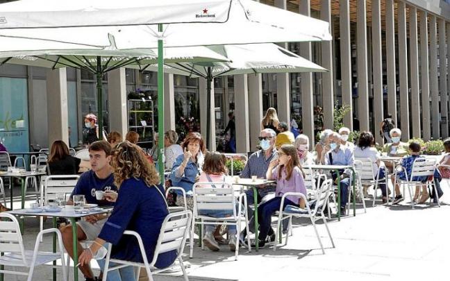 La terraza de un establecimiento hostelero en el centro de la capital alavesa. Foto: Pilar Barco La terraza de un establecimiento hostelero en el centro de la capital alavesa. Foto: Pilar Barco