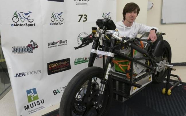 Unai Fernández con la moto que compitió en la edición del año pasado Unai Fernández con la moto que compitió en la edición del año pasado