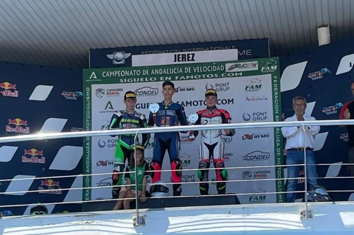 Hodei Martínez, a la derecha, en el podio de Jerez.