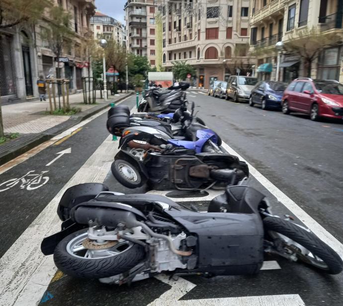 Motos caídas en la calle Miguel Imaz