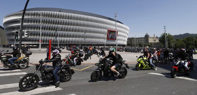 Marcha en Bilbao de moteros en demanda de más seguridad para este colectivo.