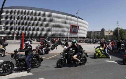 Marcha en Bilbao de moteros en demanda de más seguridad para este colectivo. Marcha en Bilbao de moteros en demanda de más seguridad para este colectivo.