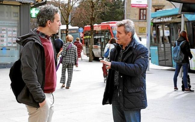 Los jeltzales Iosu Iguiñiz y Xabier Iridoy, frente a la parada de bus de Fermín Calbetón. Foto: N.G.