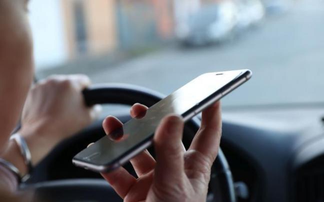 La nueva ley endurece las sanciones por el uso del móvil al volante.