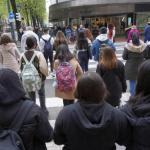 Varias personas cruzan por un paso semafórico céntrico de la capital vizcaina.