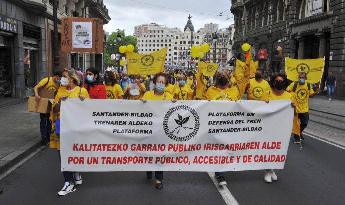 Manifestación en verano de personas afectadas por "la desastrosa" línea de tren entre Santander y Bilbao.