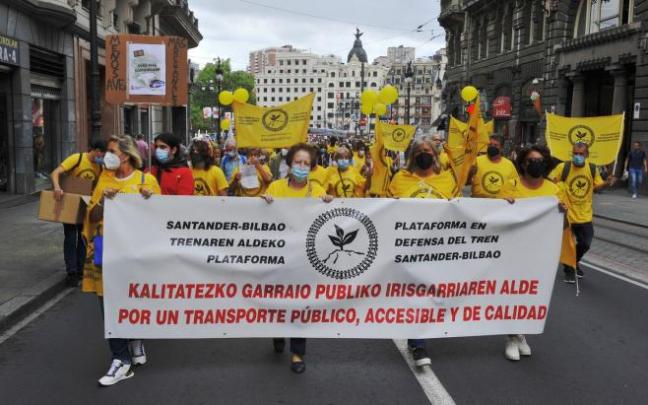 Manifestación en verano de personas afectadas por "la desastrosa" línea de tren entre Santander y Bilbao. Manifestación en verano de personas afectadas por "la desastrosa" línea de tren entre Santander y Bilbao.