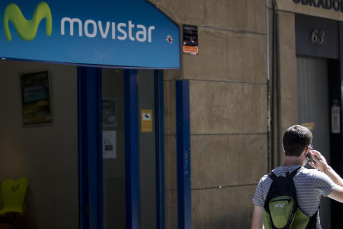 Un usuario pasa por una tienda de Movistar.