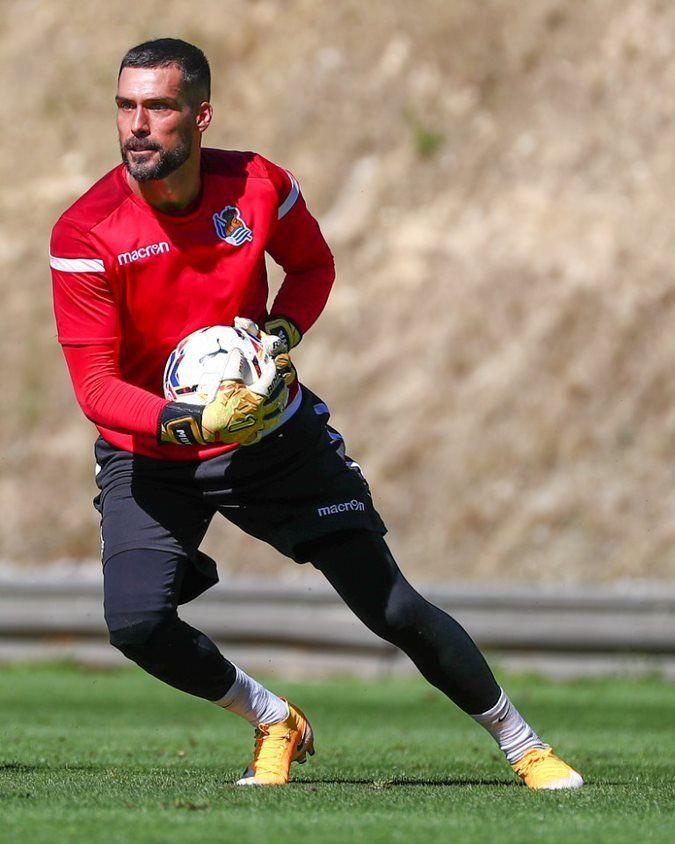 Miguel Ángel Moya, en un entrenamiento con la Real Sociedad