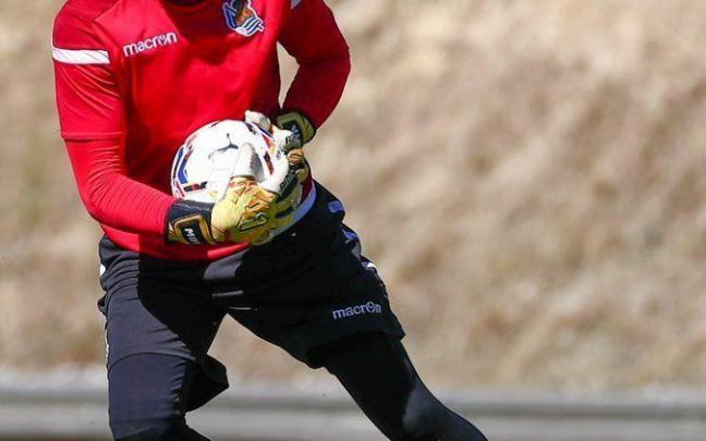 Miguel Ángel Moya, en un entrenamiento con la Real Sociedad