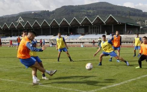 Los jugadores del Amorebieta, durante el entrenamiento de ayer martes en Artunduaga. Los jugadores del Amorebieta, durante el entrenamiento de ayer martes en Artunduaga.