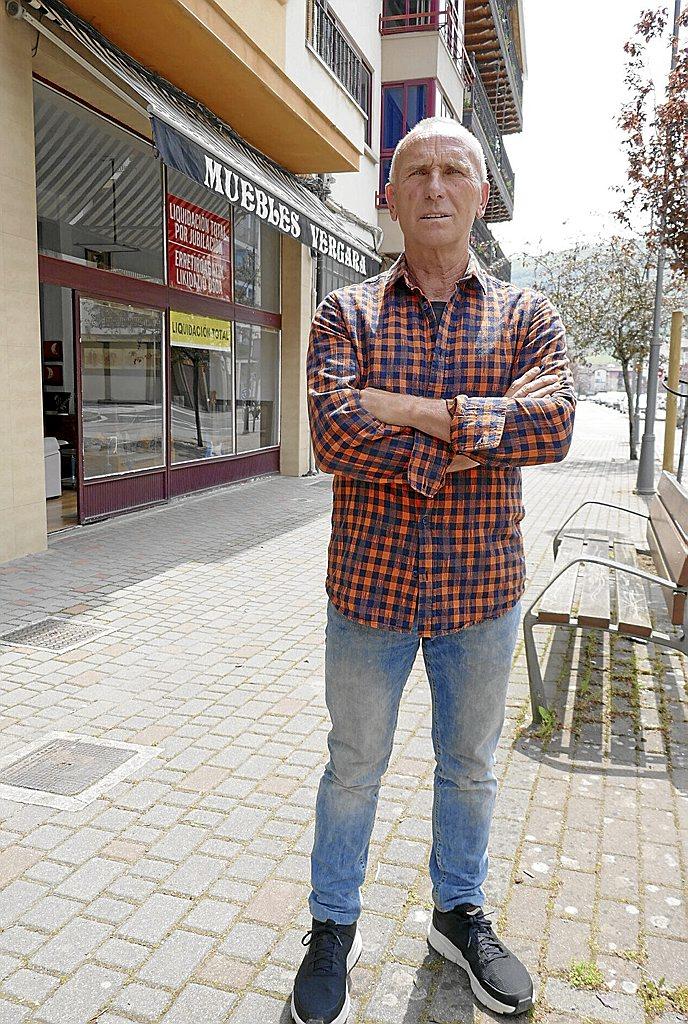 Peio Vergara García en la puerta de Muebles Bergara, un establecimiento emblemático de la calle Zelai. Foto: N.M.