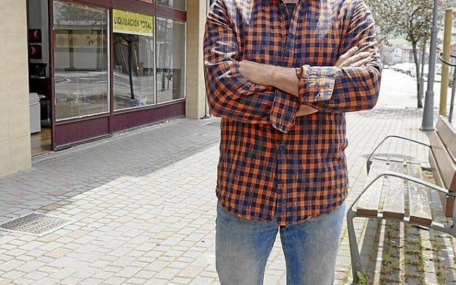 Peio Vergara García en la puerta de Muebles Bergara, un establecimiento emblemático de la calle Zelai. Foto: N.M.