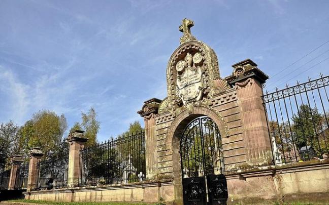 El camposanto de Erratzu cuya construcción y ornato regalaron a su pueblo los hijos de Aldakotxeade Iñarbil , desde su emigración en México. El camposanto de Erratzu cuya construcción y ornato regalaron a su pueblo los hijos de Aldakotxeade Iñarbil , desde su emigración en México.