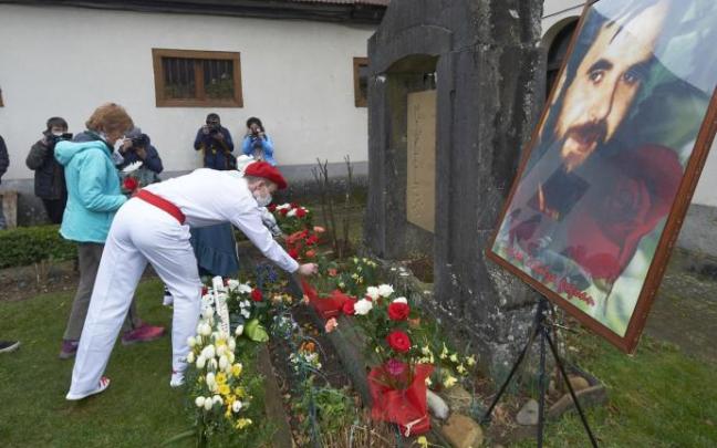 Homenaje a Zabalza en Orbaizeta, su localidad natal, el pasado 27 de febrero tras ser reconocido por el Gobierno vasco como víctima de vulneración de derechos humanos. Homenaje a Zabalza en Orbaizeta, su localidad natal, el pasado 27 de febrero tras ser reconocido por el Gobierno vasco como víctima de vulneración de derechos humanos.