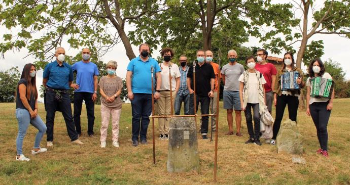 El acto institucional en las campas de Santa Ana se cerró con una foto de familia entre las dos delegaciones.