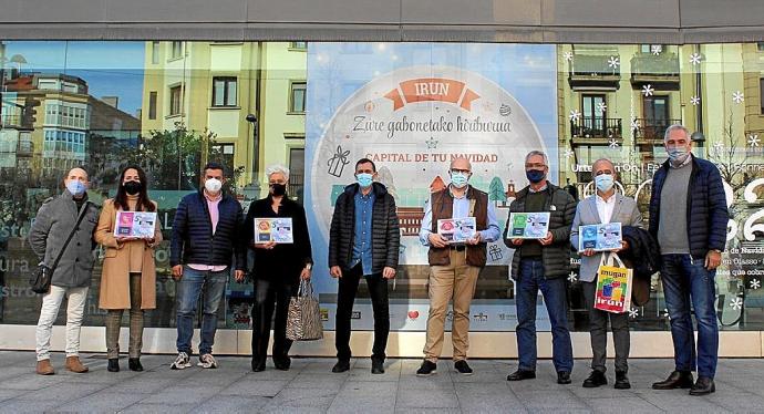 Foto de familia de los responsables de Mugan con los ganadores de la quinta edición del concurso.