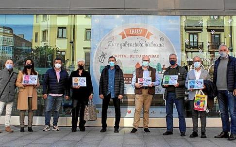 Foto de familia de los responsables de Mugan con los ganadores de la quinta edición del concurso.