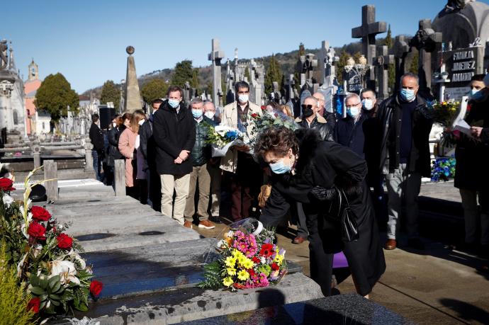 La viuda e hijo de Fernando Múgica en el homenaje que el PSE-EE ha celebrado en recuerdo al histórico dirigente socialista