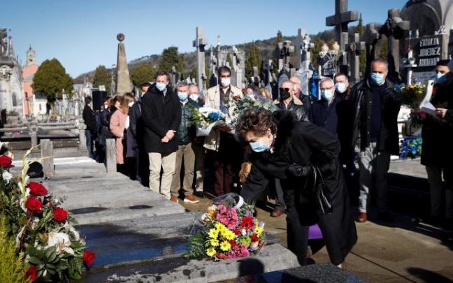 La viuda e hijo de Fernando Múgica en el homenaje que el PSE-EE ha celebrado en recuerdo al histórico dirigente socialista