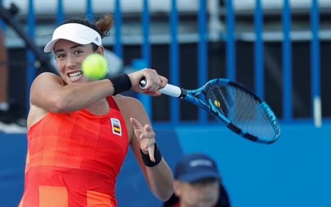 Garbiñe Muguruza devuelve la bola a la kazaja Elena Rybakina Garbiñe Muguruza devuelve la bola a la kazaja Elena Rybakina