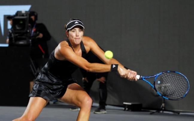 Garbiñe Muguruza ante Anett Kontaveit, durante un partido de tenis del torneo AKRON WTA Finals.