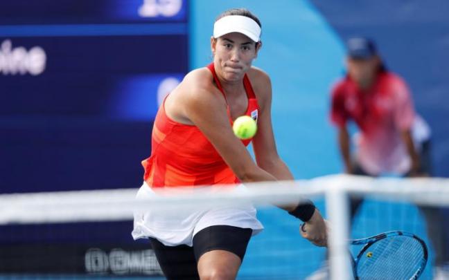 Garbiñe Muguruza devuelve una pelota ante la belga Alison Van Uytvanck Garbiñe Muguruza devuelve una pelota ante la belga Alison Van Uytvanck
