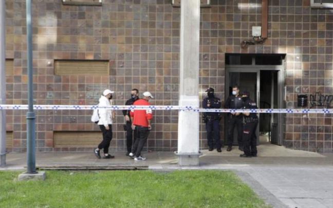 Una mujer es asesinada en Sansomendi por su pareja. Una mujer es asesinada en Sansomendi por su pareja.