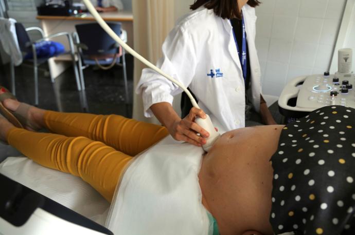 Imagen de archivo de una sanitaria realizando una ecografía a una mujer embarazada.