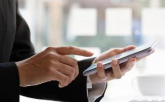 Una mujer comprueba su teléfono móvil.