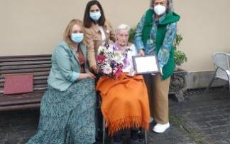 La alcaldesa, Onintze Amezaga, y representantes de Txirin Txirin arroparon a Isabel.