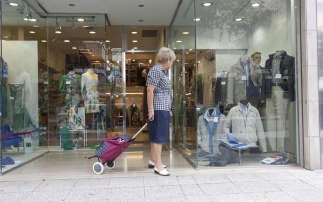 Mujer mirando el escaparate de una tienda de ropa de la calle Gorbea.