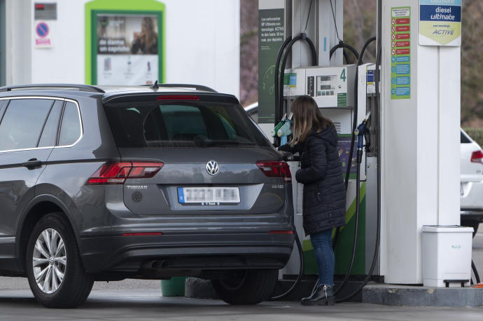 Una persona echando gasolina.