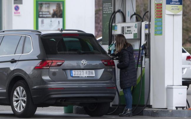 Una persona echando gasolina.