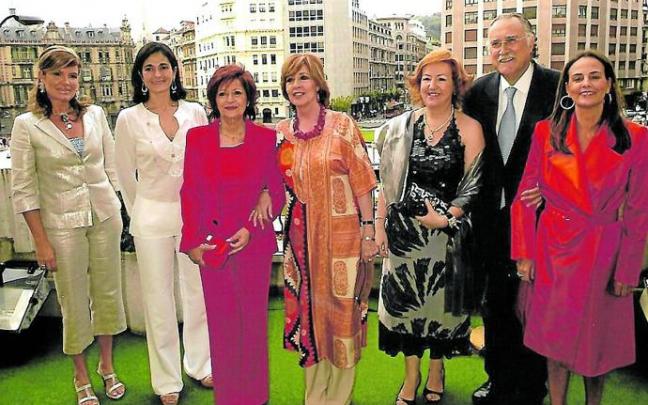 Yolanda del Hoyo, Pilar Orbegozo, Anabella Domínguez, Concha Velasco, Miral, Azkuna y Múgica. Yolanda del Hoyo, Pilar Orbegozo, Anabella Domínguez, Concha Velasco, Miral, Azkuna y Múgica.