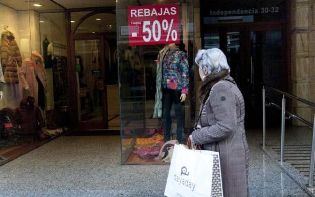 Mujer viendo el escaparate de una tienda de Vitoria. Mujer viendo el escaparate de una tienda de Vitoria.