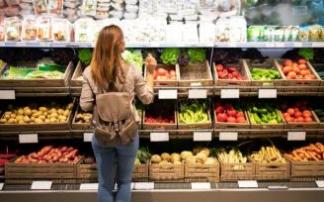 Una mujer observa los productos frescos. Una mujer observa los productos frescos.