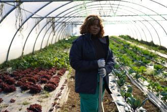 Joy Oghene posa en un invernadero del taller prelaboral de horticultura ecológica desarrollado por Cáritas Bizkaia en Gordexola.