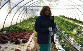 Joy Oghene posa en un invernadero del taller prelaboral de horticultura ecológica desarrollado por Cáritas Bizkaia en Gordexola.