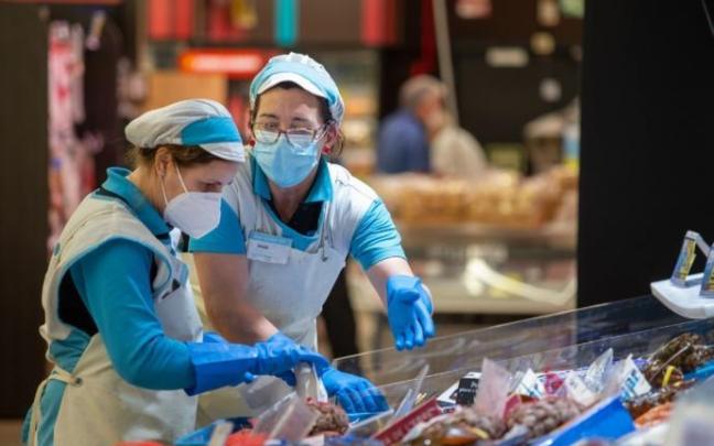 Dos mujeres, trabajando en un supermercado.