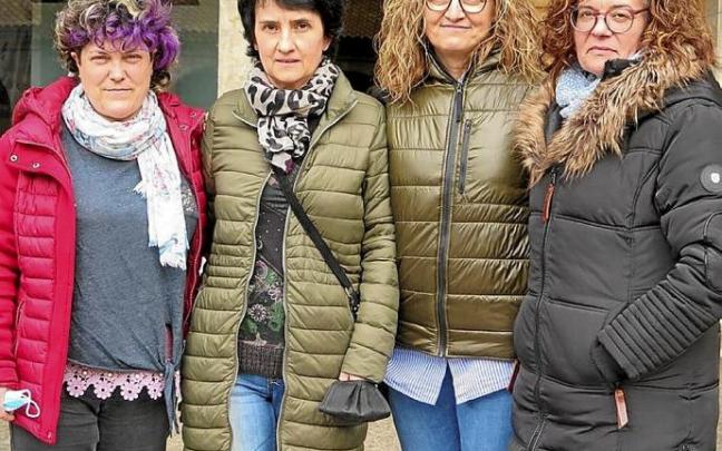 Cuadrado, Arsuaga, Sánchez y Etxaniz, debajo de la sede de CCOO.